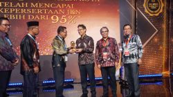 Bupati Butur Ridwan Zakariah Terima Penghargaan UHC Award 2023