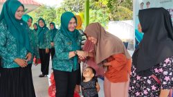 Puasa ke-14 Ramadan, TP PKK Buton Utara Berbagi Sembako untuk Lansia dan Keluarga Kurang Mampu