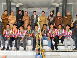 Pemkab Buton Utara Beri Apresiasi Juara Direktur Cup I, Tim Sepak Bola SMAN 2 Kambowa Terima Penghargaan dari Bupati
